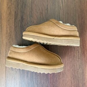 Toddler Cozy Tan Slip-On Slippers size 6
